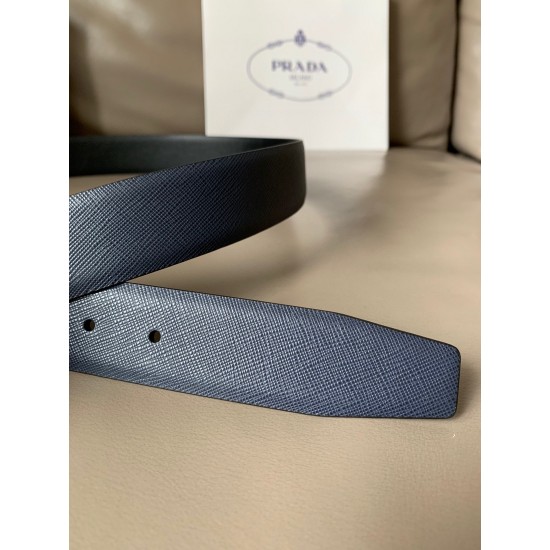 j22620 PRADA(普拉达) 专柜新款 男士双面用腰带 宽3.4cm 带身采用一面Saffiano牛皮 一面光滑牛皮 内搭配简约旋转亮面针扣,承载着品牌象征性的图案,释放优雅与现代气息。 j22620 PRADA(普拉达) 专柜新款 男士双面用腰带 宽3.4cm 带身采用一面Saffiano牛皮 一面光滑牛皮 内搭配简约旋转亮面针扣,承载着品牌象征性的图案,释放优雅与现代气息。