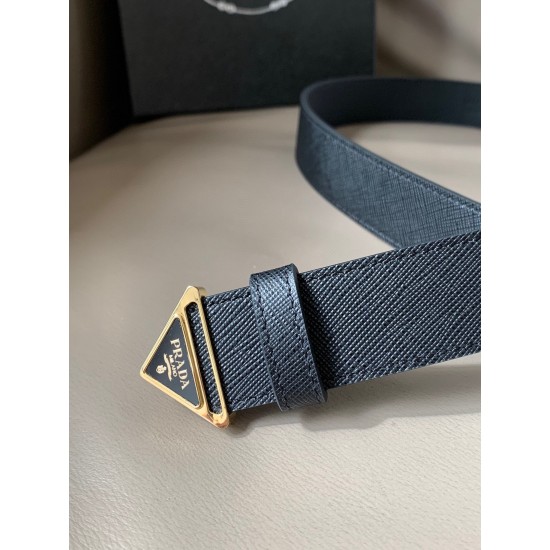 j22600 prada (普拉达) 专柜新款 男女通用商务休闲款 宽3.0cm 这款Saffiano牛皮腰带设计简约而不失精美。三角形搭扣辅以涂珐琅金属刻字徽标，映现品牌格调。隽永的亮面皮革材质历经