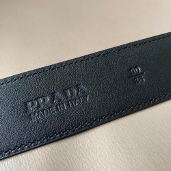 j22600 专柜同款 3.4厘米宽的Saffiano皮革腰带。抛光钢质带扣前面采用独特的滑轮外形设计，其上徽标装饰，勾勒精致细节，是男士成衣系列的理想配饰