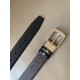 j22620 PRADA(普拉达) 专柜新款 男士双面用腰带 宽3.4cm 带身采用双面Saffiano牛皮 搭配简约旋转亮面针扣，承载着品牌象征性的图案，释放优雅与现代气息。