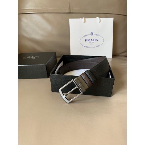 j22620 PRADA(普拉达) 专柜新款 男士双面用腰带 宽3.4cm 带身采用双面Saffiano牛皮 搭配简约旋转亮面针扣，承载着品牌象征性的图案，释放优雅与现代气息。