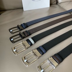 j22620 PRADA(普拉达) 专柜新款 男士双面用腰带 宽3.4cm 带身采用双面Saffiano牛皮 搭配简约旋转亮面针扣，承载着品牌象征性的图案，释放优雅与现代气息。