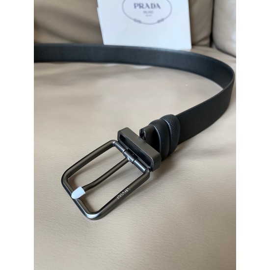 j22600 PRADA (普拉达)专柜同款 男士休闲双面用腰带 宽3.4cm 采用Saffiano头层小牛皮底部光滑牛皮 抛光钢质带扣采用简约外形设计,其上以Prada徽标装饰,勾勒精致细节 j22600 PRADA (普拉达)专柜同款 男士休闲双面用腰带 宽3.4cm 采用Saffiano头层小牛皮底部光滑牛皮 抛光钢质带扣采用简约外形设计,其上以Prada徽标装饰,勾勒精致细节