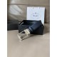 j22620 PRADA(普拉达) 专柜新款 男士双面用腰带 宽3.4cm 带身采用一面Saffiano牛皮 一面光滑牛皮 内搭配简约旋转亮面针扣,承载着品牌象征性的图案,释放优雅与现代气息。 j22620 PRADA(普拉达) 专柜新款 男士双面用腰带 宽3.4cm 带身采用一面Saffiano牛皮 一面光滑牛皮 内搭配简约旋转亮面针扣,承载着品牌象征性的图案,释放优雅与现代气息。