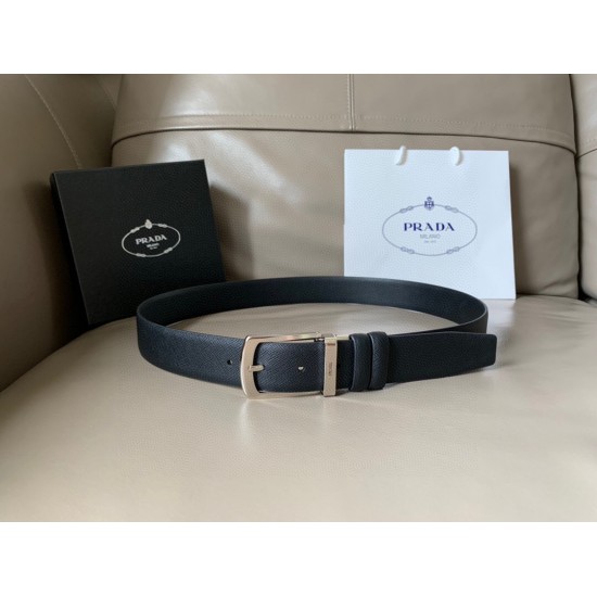 j22620 PRADA(普拉达) 专柜新款 男士双面用腰带 宽3.4cm 带身采用一面Saffiano牛皮 一面光滑牛皮 内搭配简约旋转亮面针扣,承载着品牌象征性的图案,释放优雅与现代气息。 j22620 PRADA(普拉达) 专柜新款 男士双面用腰带 宽3.4cm 带身采用一面Saffiano牛皮 一面光滑牛皮 内搭配简约旋转亮面针扣,承载着品牌象征性的图案,释放优雅与现代气息。