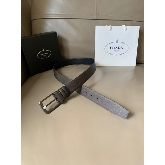 j22620 PRADA(普拉达) 专柜新款 男士双面用腰带 宽3.4cm 带身采用双面Saffiano牛皮 搭配简约旋转亮面针扣，承载着品牌象征性的图案，释放优雅与现代气息。