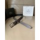 j22620 PRADA(普拉达) 专柜新款 男士双面用腰带 宽3.4cm 带身采用双面Saffiano牛皮 搭配简约旋转亮面针扣，承载着品牌象征性的图案，释放优雅与现代气息。