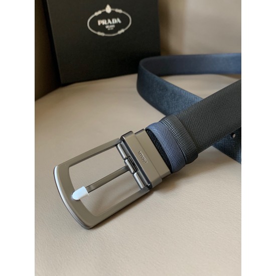j22620 PRADA(普拉达) 专柜新款 男士双面用腰带 宽3.4cm 带身采用双面Saffiano牛皮 搭配简约旋转亮面针扣，承载着品牌象征性的图案，释放优雅与现代气息。