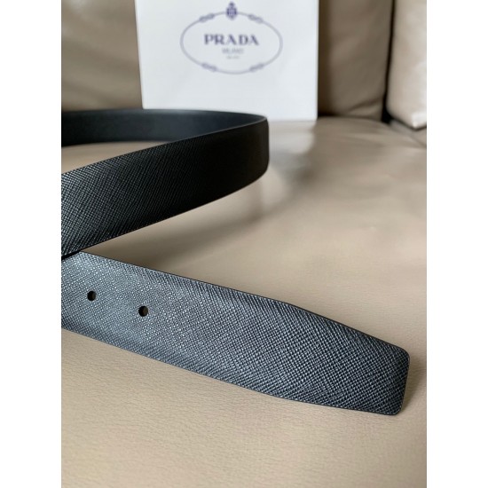 j22620 PRADA(普拉达) 专柜新款 男士双面用腰带 宽3.4cm 带身采用一面Saffiano牛皮 一面光滑牛皮 内搭配简约旋转亮面针扣,承载着品牌象征性的图案,释放优雅与现代气息。 j22620 PRADA(普拉达) 专柜新款 男士双面用腰带 宽3.4cm 带身采用一面Saffiano牛皮 一面光滑牛皮 内搭配简约旋转亮面针扣,承载着品牌象征性的图案,释放优雅与现代气息。