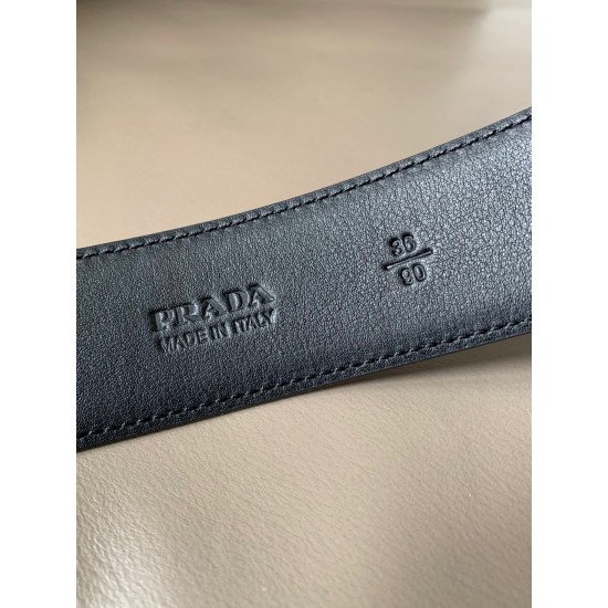 j22630 PRADA (普拉达) 专柜同款 男士商务休闲腰带 这款宽4.0cm Saffiano皮革腰带精致低调、优雅摩登。简约时尚的哑枪色金属带扣配有刻字徽标，勾勒精致细节