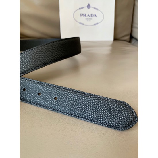 j22600 PRADA (普拉达)专柜同款 男士休闲针扣 3.4厘米宽的Saffiano皮革腰带。枪带扣,其上以Prada徽标装饰,勾勒精致细节,是Prada男士成衣系列的理想配饰。 j22600 PRADA (普拉达)专柜同款 男士休闲针扣 3.4厘米宽的Saffiano皮革腰带。枪带扣,其上以Prada徽标装饰,勾勒精致细节,是Prada男士成衣系列的理想配饰。