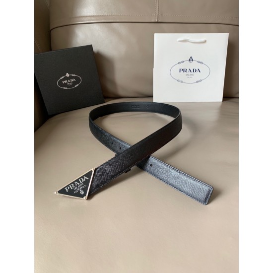 j22620 PRADA (普拉达) 专柜同款 这款腰带宽3.0cm 采用了Saffiano头层牛皮，腰带精致低调、优雅摩登。饰有涂珐琅三角形徽标，勾勒精致细节，是Prada男士成衣系列的理想配饰。