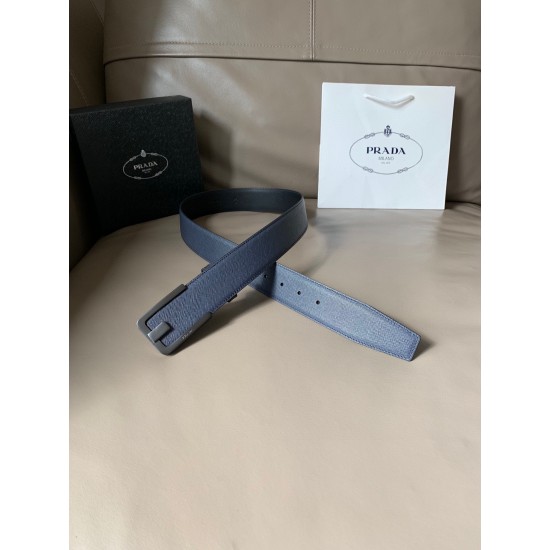 j22630 PRADA (普拉达) 专柜同款 男士商务休闲腰带 这款宽4.0cm Saffiano皮革腰带精致低调、优雅摩登。简约时尚的哑枪色金属带扣配有刻字徽标，勾勒精致细节