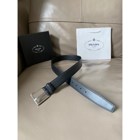 j22600 专柜同款 3.4厘米宽的Saffiano皮革腰带。抛光钢质带扣前面采用独特的滑轮外形设计,其上徽标装饰,勾勒精致细节,是男士成衣系列的理想配饰 j22600 专柜同款 3.4厘米宽的Saffiano皮革腰带。抛光钢质带扣前面采用独特的滑轮外形设计,其上徽标装饰,勾勒精致细节,是男士成衣系列的理想配饰
