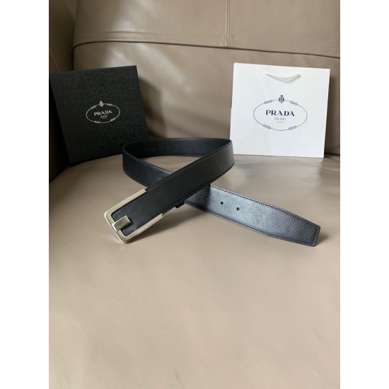j22630 PRADA (普拉达) 专柜同款 男士商务休闲腰带 这款宽4.0cm Saffiano皮革腰带精致低调、优雅摩登。简约时尚的哑枪色金属带扣配有刻字徽标，勾勒精致细节