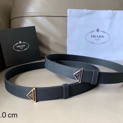 j22600 prada (普拉达) 专柜新款 男女通用商务休闲款 宽3.0cm 这款Saffiano牛皮腰带设计简约而不失精美。三角形搭扣辅以涂珐琅金属刻字徽标，映现品牌格调。隽永的亮面皮革材质历经