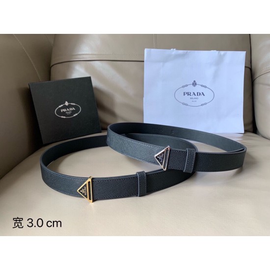 j22600 prada (普拉达) 专柜新款 男女通用商务休闲款 宽3.0cm 这款Saffiano牛皮腰带设计简约而不失精美。三角形搭扣辅以涂珐琅金属刻字徽标，映现品牌格调。隽永的亮面皮革材质历经