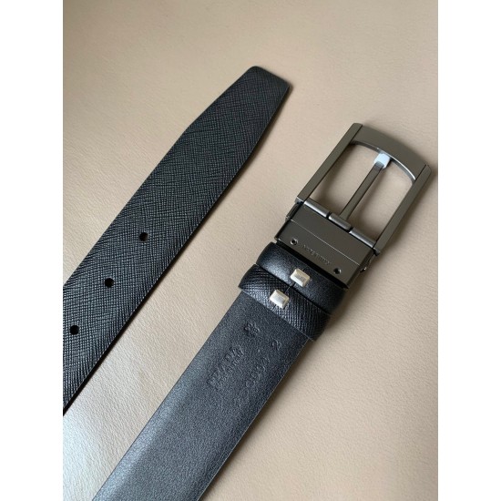 j22620 PRADA(普拉达) 专柜新款 男士双面用腰带 宽3.4cm 带身采用一面Saffiano牛皮 一面光滑牛皮 内搭配简约旋转亮面针扣,承载着品牌象征性的图案,释放优雅与现代气息。 j22620 PRADA(普拉达) 专柜新款 男士双面用腰带 宽3.4cm 带身采用一面Saffiano牛皮 一面光滑牛皮 内搭配简约旋转亮面针扣,承载着品牌象征性的图案,释放优雅与现代气息。