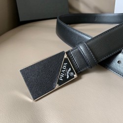 j22620 PRADA (普拉达) 专柜新款 男士休闲腰带 宽3.4cm 这款标志性的Saffiano皮革腰带配有带Saffiano皮革和金属细节的带扣，带扣饰有涂珐琅三角形金属徽标，颇具特色。