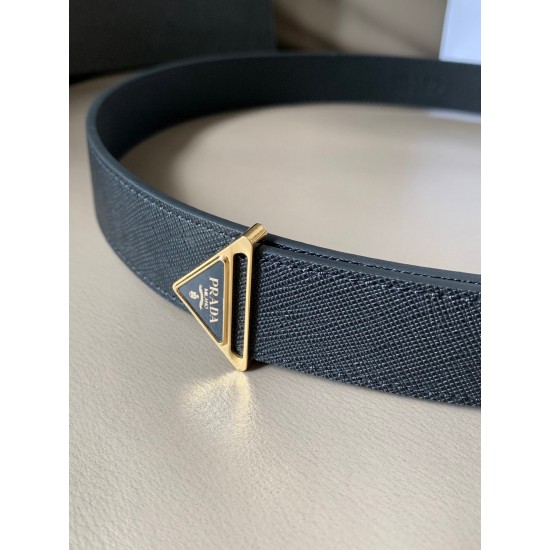 j22600 prada (普拉达) 专柜新款 男女通用商务休闲款 宽3.0cm 这款Saffiano牛皮腰带设计简约而不失精美。三角形搭扣辅以涂珐琅金属刻字徽标，映现品牌格调。隽永的亮面皮革材质历经