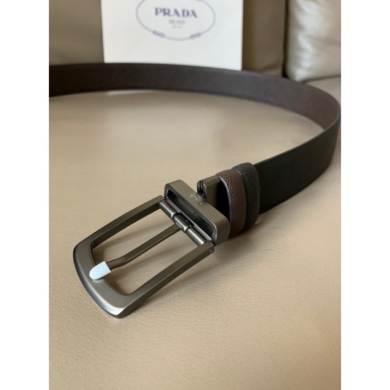 j22620 PRADA(普拉达) 专柜新款 男士双面用腰带 宽3.4cm 带身采用双面Saffiano牛皮 搭配简约旋转亮面针扣，承载着品牌象征性的图案，释放优雅与现代气息。