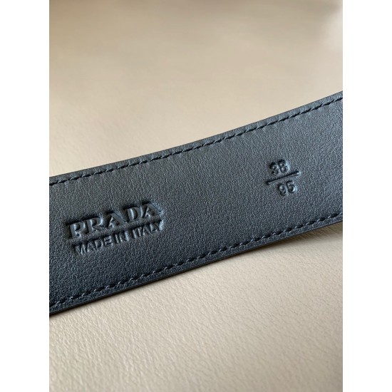 j22600 PRADA (普拉达)专柜同款 男士休闲针扣 3.4厘米宽的Saffiano皮革腰带。枪带扣,其上以Prada徽标装饰,勾勒精致细节,是Prada男士成衣系列的理想配饰。 j22600 PRADA (普拉达)专柜同款 男士休闲针扣 3.4厘米宽的Saffiano皮革腰带。枪带扣,其上以Prada徽标装饰,勾勒精致细节,是Prada男士成衣系列的理想配饰。