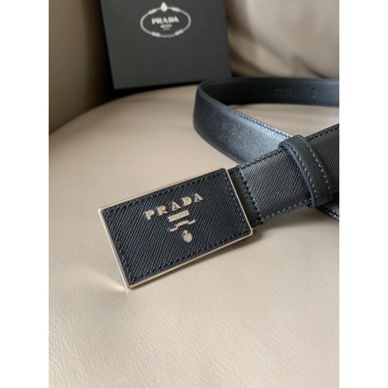 j22620 PRADA (普拉达) 专柜新款 男士休闲腰带 宽3.4cm 这款标志性的Saffiano皮革腰带配有带Saffiano皮革和金属细节的带扣，带扣饰有金属徽标，颇具特色。