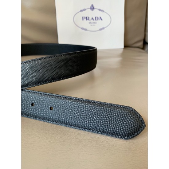 j22600 PRADA (普拉达)专柜同款 男士休闲针扣 3.4厘米宽的Saffiano皮革腰带。枪带扣,其上以Prada徽标装饰,勾勒精致细节,是Prada男士成衣系列的理想配饰。 j22600 PRADA (普拉达)专柜同款 男士休闲针扣 3.4厘米宽的Saffiano皮革腰带。枪带扣,其上以Prada徽标装饰,勾勒精致细节,是Prada男士成衣系列的理想配饰。