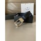 j22620 PRADA(普拉达) 专柜新款 男士双面用腰带 宽3.4cm 带身采用双面Saffiano牛皮 搭配简约旋转亮面针扣，承载着品牌象征性的图案，释放优雅与现代气息。