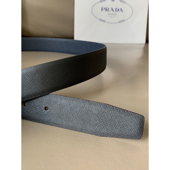 j22620 PRADA(普拉达) 专柜新款 男士双面用腰带 宽3.4cm 带身采用双面Saffiano牛皮 搭配简约旋转亮面针扣，承载着品牌象征性的图案，释放优雅与现代气息。