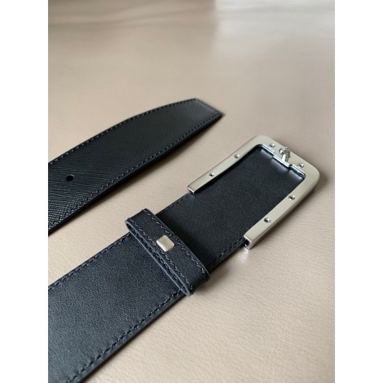 j22630 PRADA (普拉达) 专柜同款 男士商务休闲腰带 这款宽4.0cm Saffiano皮革腰带精致低调、优雅摩登。简约时尚的哑枪色金属带扣配有刻字徽标，勾勒精致细节