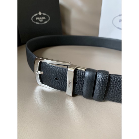 j22620 PRADA(普拉达) 专柜新款 男士双面用腰带 宽3.4cm 带身采用一面Saffiano牛皮 一面光滑牛皮 内搭配简约旋转亮面针扣,承载着品牌象征性的图案,释放优雅与现代气息。 j22620 PRADA(普拉达) 专柜新款 男士双面用腰带 宽3.4cm 带身采用一面Saffiano牛皮 一面光滑牛皮 内搭配简约旋转亮面针扣,承载着品牌象征性的图案,释放优雅与现代气息。