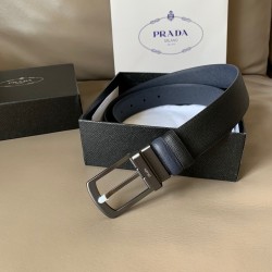 j22600 专柜新款 男士双面用腰带 宽3.4cm 带身采用双面Saffiano牛皮 搭配简约旋转哑枪针扣，承载着品牌象征性的图案，释放优雅与现代气息。