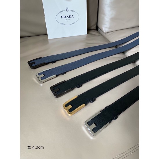 j22630 PRADA (普拉达) 专柜同款 男士商务休闲腰带 这款宽4.0cm Saffiano皮革腰带精致低调、优雅摩登。简约时尚的哑枪色金属带扣配有刻字徽标，勾勒精致细节