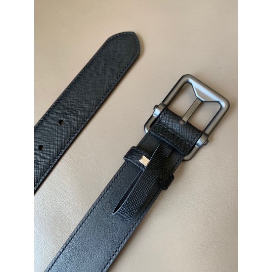 j22600 PRADA (普拉达)专柜同款 男士休闲针扣 3.4厘米宽的Saffiano皮革腰带。枪带扣,其上以Prada徽标装饰,勾勒精致细节,是Prada男士成衣系列的理想配饰。 j22600 PRADA (普拉达)专柜同款 男士休闲针扣 3.4厘米宽的Saffiano皮革腰带。枪带扣,其上以Prada徽标装饰,勾勒精致细节,是Prada男士成衣系列的理想配饰。