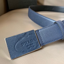 j22620 PRADA (普拉达) 专柜新款 男士休闲腰带 宽3.4cm 这款腰带结合金属和优质Saffiano皮革两种材质，并饰以优雅丝印徽标带扣，勾勒精致细节，是Prada男士成衣系列的理想配饰