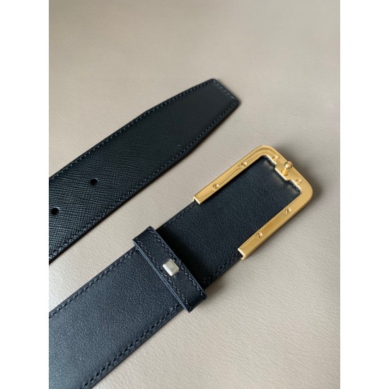 j22630 PRADA (普拉达) 专柜同款 男士商务休闲腰带 这款宽4.0cm Saffiano皮革腰带精致低调、优雅摩登。简约时尚的哑枪色金属带扣配有刻字徽标，勾勒精致细节