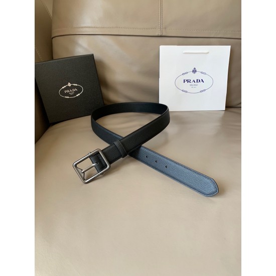 j22600 PRADA (普拉达)专柜同款 男士休闲针扣 3.4厘米宽的Saffiano皮革腰带。枪带扣,其上以Prada徽标装饰,勾勒精致细节,是Prada男士成衣系列的理想配饰。 j22600 PRADA (普拉达)专柜同款 男士休闲针扣 3.4厘米宽的Saffiano皮革腰带。枪带扣,其上以Prada徽标装饰,勾勒精致细节,是Prada男士成衣系列的理想配饰。