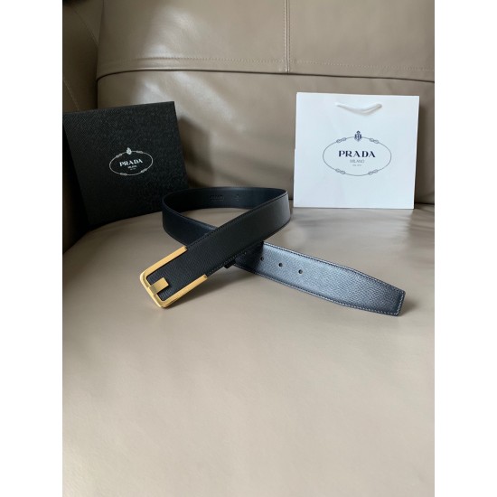 j22630 PRADA (普拉达) 专柜同款 男士商务休闲腰带 这款宽4.0cm Saffiano皮革腰带精致低调、优雅摩登。简约时尚的哑枪色金属带扣配有刻字徽标，勾勒精致细节