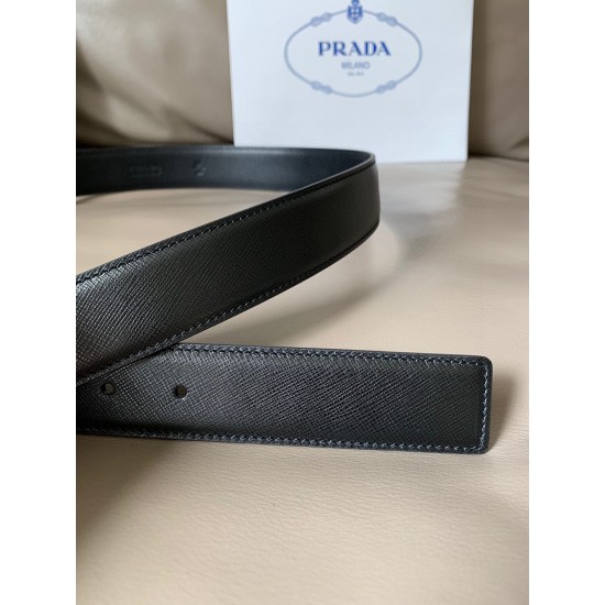 j22620 PRADA (普拉达) 专柜新款 男士休闲腰带 宽3.4cm 这款标志性的Saffiano皮革腰带配有带Saffiano皮革和金属细节的带扣，带扣饰有涂珐琅三角形金属徽标，颇具特色。