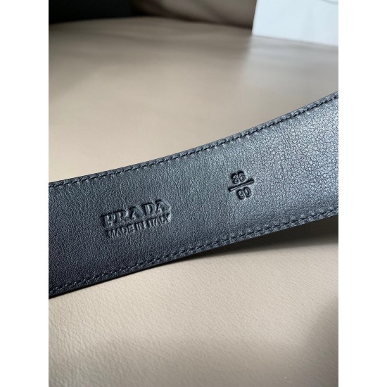 j22630 PRADA (普拉达) 专柜同款 男士商务休闲腰带 这款宽4.0cm Saffiano皮革腰带精致低调、优雅摩登。简约时尚的哑枪色金属带扣配有刻字徽标，勾勒精致细节