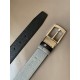 j22620 PRADA(普拉达) 专柜新款 男士双面用腰带 宽3.4cm 带身采用双面Saffiano牛皮 搭配简约旋转亮面针扣，承载着品牌象征性的图案，释放优雅与现代气息。