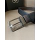 j22620 PRADA(普拉达) 专柜新款 男士双面用腰带 宽3.4cm 带身采用双面Saffiano牛皮 搭配简约旋转亮面针扣，承载着品牌象征性的图案，释放优雅与现代气息。