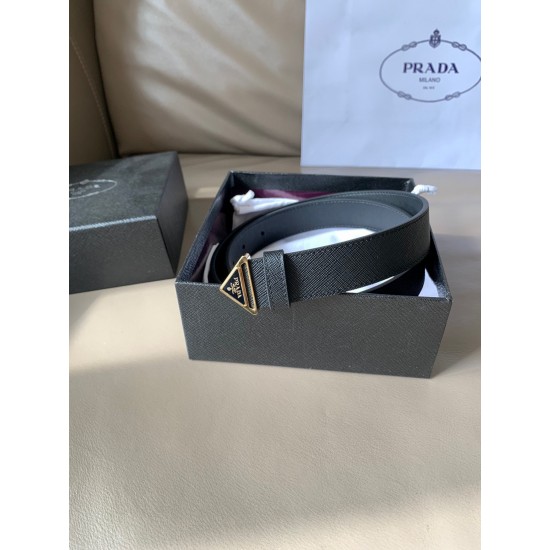 j22600 prada (普拉达) 专柜新款 男女通用商务休闲款 宽3.0cm 这款Saffiano牛皮腰带设计简约而不失精美。三角形搭扣辅以涂珐琅金属刻字徽标，映现品牌格调。隽永的亮面皮革材质历经