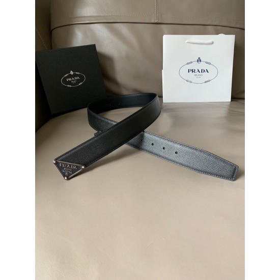 j22620 专柜新款 男士高端休闲腰带 宽4.0cm 这款Saffiano皮革腰带饰有一枚三角形金属徽标,宛如点睛之笔。原版车线 原单品质。 j22620 专柜新款 男士高端休闲腰带 宽4.0cm 这款Saffiano皮革腰带饰有一枚三角形金属徽标,宛如点睛之笔。原版车线 原单品质。