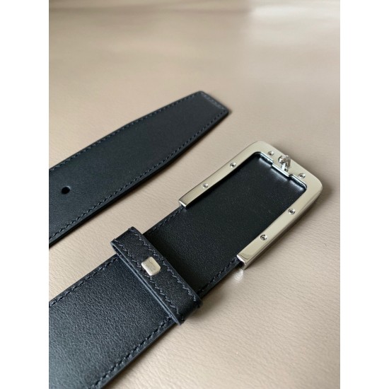 j22620 专柜同款 男士商务休闲腰带 这款宽4.0cm 头层纳帕皮革腰带精致低调、优雅摩登。简约时尚的抛光金属带扣配有刻字徽标,勾勒精致细节,是男士成衣系列的理想 j22620 专柜同款 男士商务休闲腰带 这款宽4.0cm 头层纳帕皮革腰带精致低调、优雅摩登。简约时尚的抛光金属带扣配有刻字徽标,勾勒精致细节,是男士成衣系列的理想