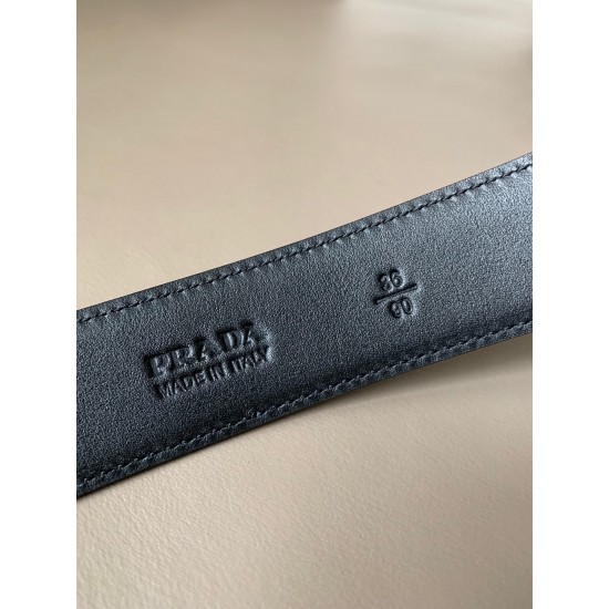 j22600 专柜同款 3.4厘米宽的Saffiano皮革腰带。抛光钢质带扣前面采用独特的滑轮外形设计,其上徽标装饰,勾勒精致细节,是男士成衣系列的理想配饰 j22600 专柜同款 3.4厘米宽的Saffiano皮革腰带。抛光钢质带扣前面采用独特的滑轮外形设计,其上徽标装饰,勾勒精致细节,是男士成衣系列的理想配饰