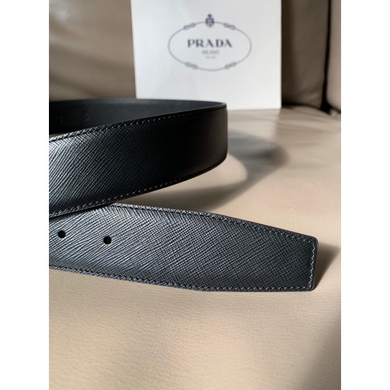 j22630 PRADA (普拉达) 专柜同款 男士商务休闲腰带 这款宽4.0cm Saffiano皮革腰带精致低调、优雅摩登。简约时尚的哑枪色金属带扣配有刻字徽标，勾勒精致细节