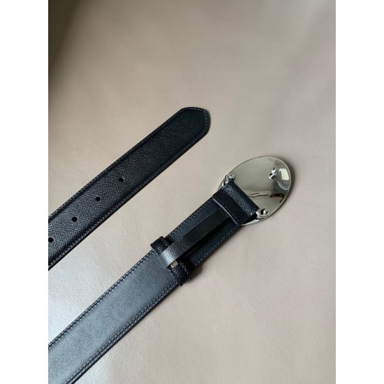 j22600 专柜同款 男士休闲腰带 宽3.4cm 这款腰带采用Saffiano小牛皮,徽标刻印在椭圆形抛光钢质金属带扣之中,凸显精巧设计,对比色腰带环精致而优雅 j22600 专柜同款 男士休闲腰带 宽3.4cm 这款腰带采用Saffiano小牛皮,徽标刻印在椭圆形抛光钢质金属带扣之中,凸显精巧设计,对比色腰带环精致而优雅