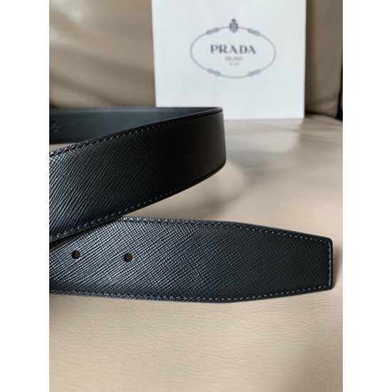 j22630 PRADA (普拉达) 专柜同款 男士商务休闲腰带 这款宽4.0cm Saffiano皮革腰带精致低调、优雅摩登。简约时尚的哑枪色金属带扣配有刻字徽标，勾勒精致细节